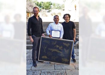 Reynaldo López imparte talleres al personal médico.