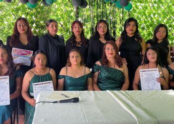 Seis chicas fueron las que recibieron su constancia con validez oficial por haber cursado la carrera técnica.