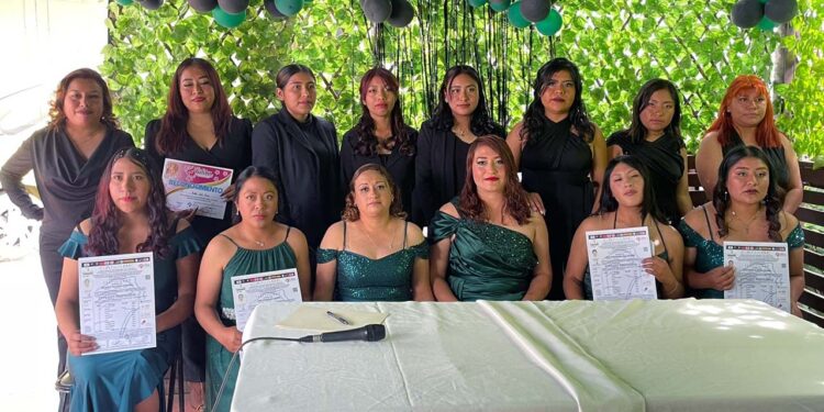 Seis chicas fueron las que recibieron su constancia con validez oficial por haber cursado la carrera técnica.