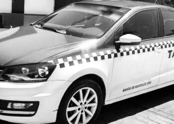 Auto robado era taxi usado como foráneo