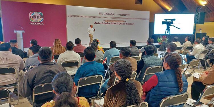 Foto: Gobierno de Oaxaca // Abordan temas como Planeación, Seguridad, Salud, Desarrollo, Mejora Regulatoria, Protección Civil, Transparencia, Combate a la Violencia contra las Mujeres, Reforestación, Alfabetización, entre otros.