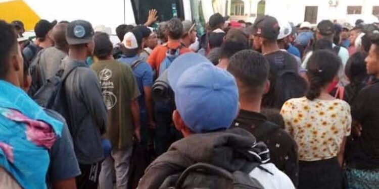 Foto: redes sociales // Los migrantes avanzan hacia el municipio de Santiago Niltepec.
