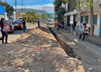 Fotos: Álvaro Cuitláhuac López // Abrieron una zanja de más de 500 metros, desde el Periférico hasta la calle Lázaro Cárdenas.