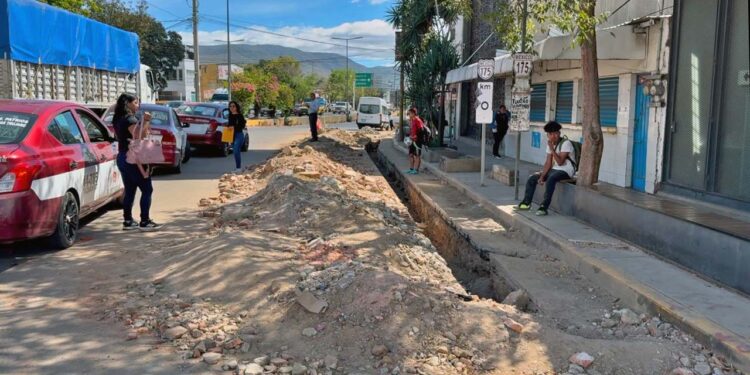 Fotos: Álvaro Cuitláhuac López // Abrieron una zanja de más de 500 metros, desde el Periférico hasta la calle Lázaro Cárdenas.