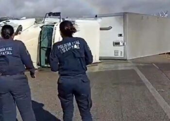Foto: cortesía // Al menos tres tráileres han volcado en La Ventosa por las rachas de viento que azotan.