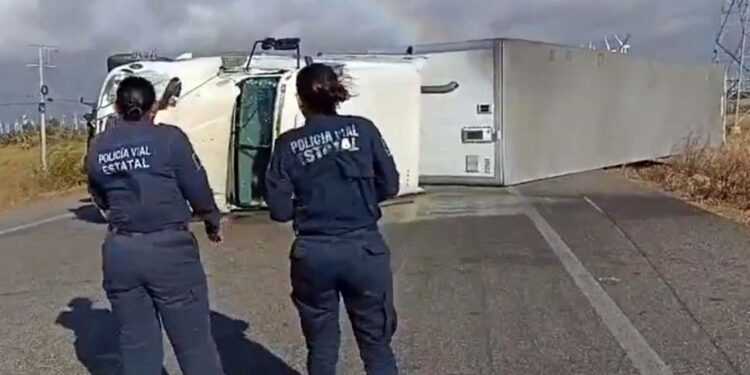 Foto: cortesía // Al menos tres tráileres han volcado en La Ventosa por las rachas de viento que azotan.