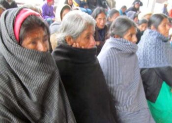 Arrecia el frío en la zona mazateca; pobladores se tapan con lo que pueden.