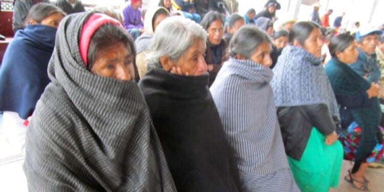 Arrecia el frío en la zona mazateca; pobladores se tapan con lo que pueden.
