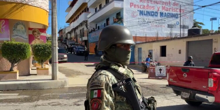 Balean a matrimonio en Pinotepa Nacional; grave lo llevan al hospital  