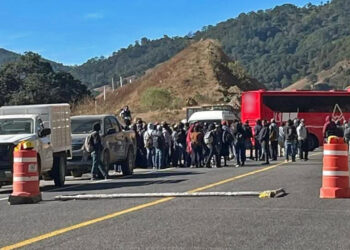Foto: internet // Autoridades y habitantes de la agencia municipal de San Francisco Coatlán, bloquearon este jueves por segundo día consecutivo la súper carretera a la Costa.