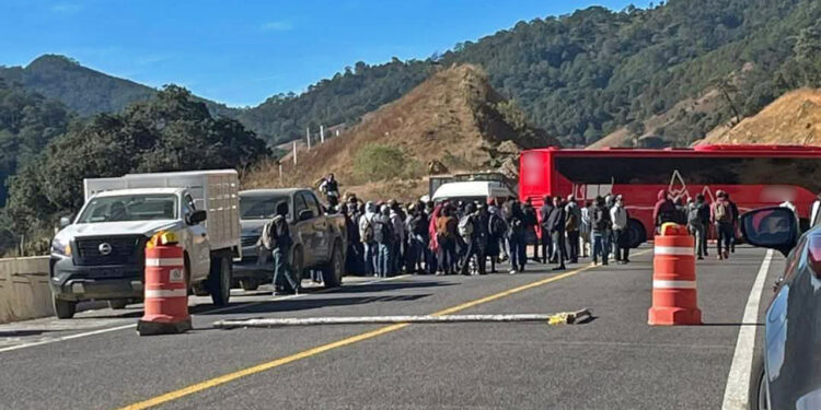 Foto: internet // Autoridades y habitantes de la agencia municipal de San Francisco Coatlán, bloquearon este jueves por segundo día consecutivo la súper carretera a la Costa.