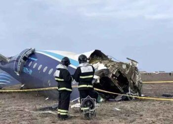 Encuentran cajas negras de avión estallado en Kazajistán
