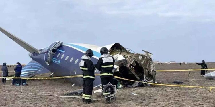 Encuentran cajas negras de avión estallado en Kazajistán