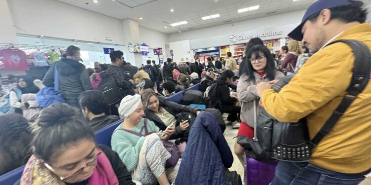 Foto: Luis Alberto Cruz // Afanoso movimiento ayer en el aeropuerto de Santa Cruz Xoxocotlán.