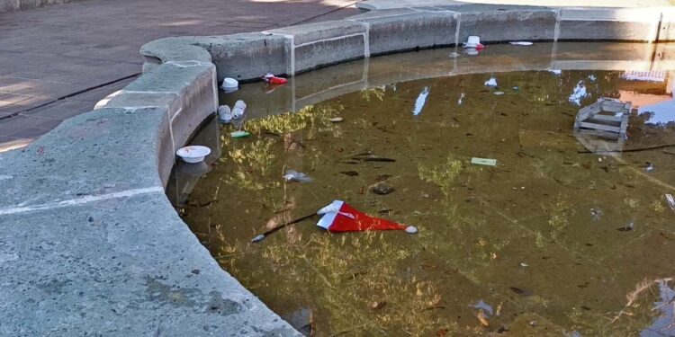 Agua verdosa y basura en las fuentes del emblemático Paseo Juárez El Llano.