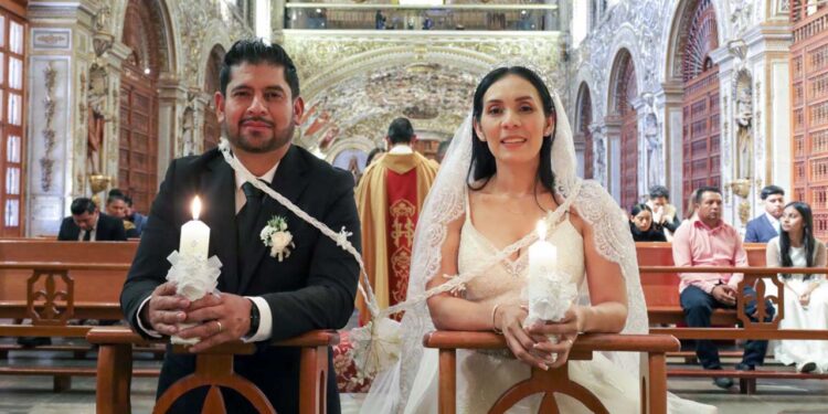 Alberto Velázquez Díaz y Doris Sánchez Regalado contrajeron matrimonio en el templo de Santo Domingo de Guzmán.