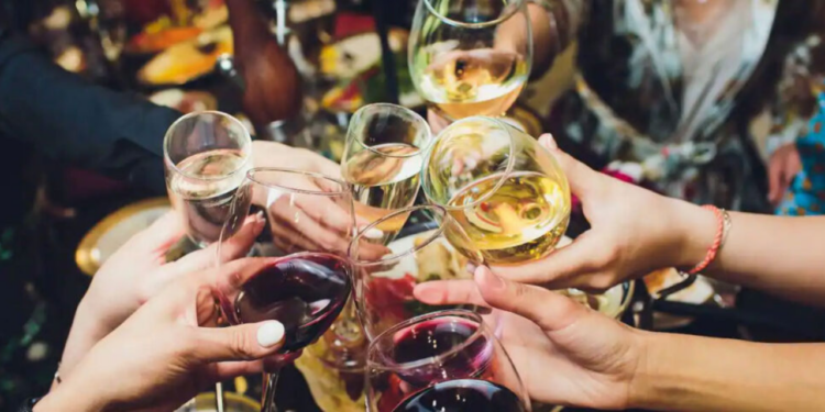¿Sabes cuánto alcohol beben los mexicanos en estas fiestas de fin de año?