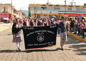 Foto: redes sociales // Alumnos de la EST 2016 de Xoxocotlán en uno de los desfiles cívicos.