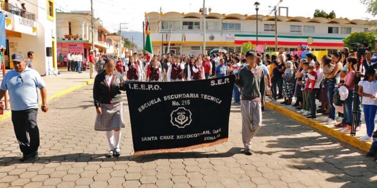 Foto: redes sociales // Alumnos de la EST 2016 de Xoxocotlán en uno de los desfiles cívicos.