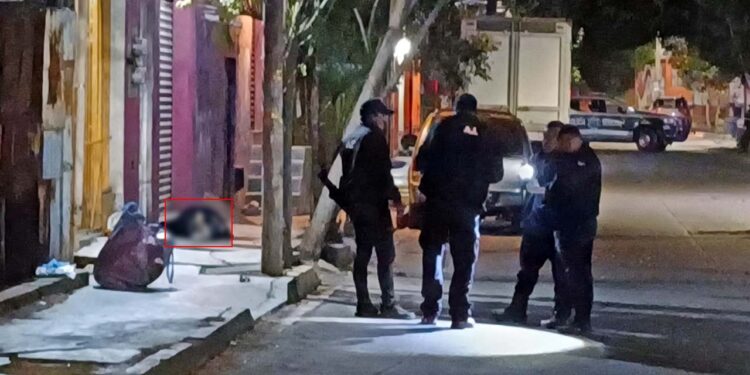 Ante la falta de identificación, el cuerpo fue trasladado al Semefo en San Bartolo Coyotepec.