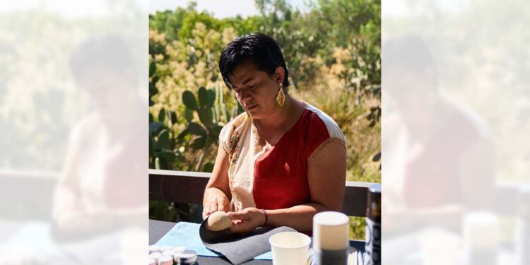 Araceli Nibra Matadamas es originaria de San Francisco Lachigoló y desde hace seis años inició el proyecto AraNibra.