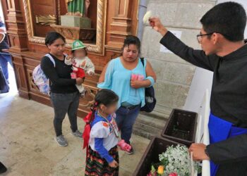 Foto: Adrián Gaytán // Bendiciendo a las pequeñas Lupitas y Juan Diego en el templo de Guadalupe.