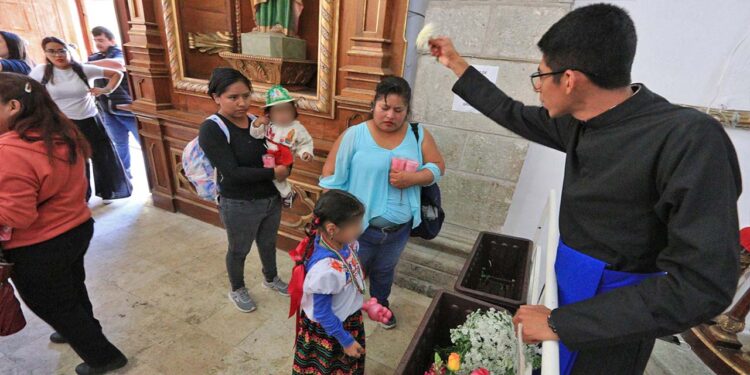 Foto: Adrián Gaytán // Bendiciendo a las pequeñas Lupitas y Juan Diego en el templo de Guadalupe.
