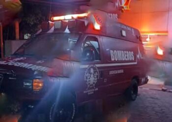 Bomberos auxilian a mujer que da a luz en su domicilio.
