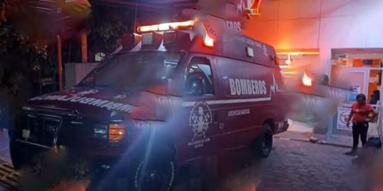 Bomberos auxilian a mujer que da a luz en su domicilio.