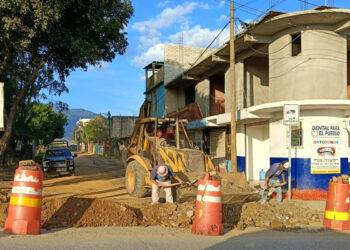 “Caos vial en Santa Lucía del Camino: Vecinos exigen reabrir calle bloqueada por obra”