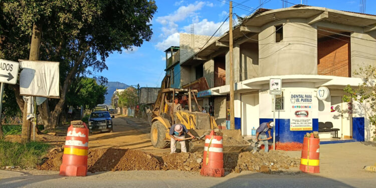 “Caos vial en Santa Lucía del Camino: Vecinos exigen reabrir calle bloqueada por obra”