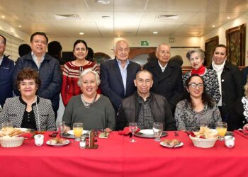Fotos: Rubén Morales // Cena, compañerismo y buenos deseos, compartieron esa noche el Comité de Ciudades Hermanas Palo Alto California, Oaxaca.