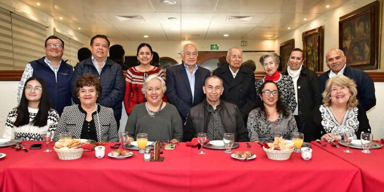 Fotos: Rubén Morales // Cena, compañerismo y buenos deseos, compartieron esa noche el Comité de Ciudades Hermanas Palo Alto California, Oaxaca.