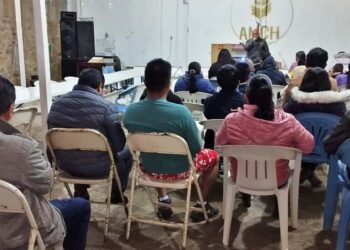 Con mensajes de reflexión, cena y piñatas se externaron los mejores deseos para el 2025