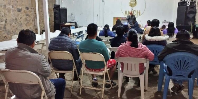 Con mensajes de reflexión, cena y piñatas se externaron los mejores deseos para el 2025