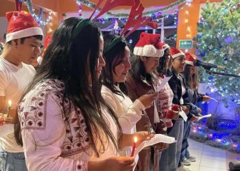 Encienden árbol navideño en el Tec. de Teposcolula