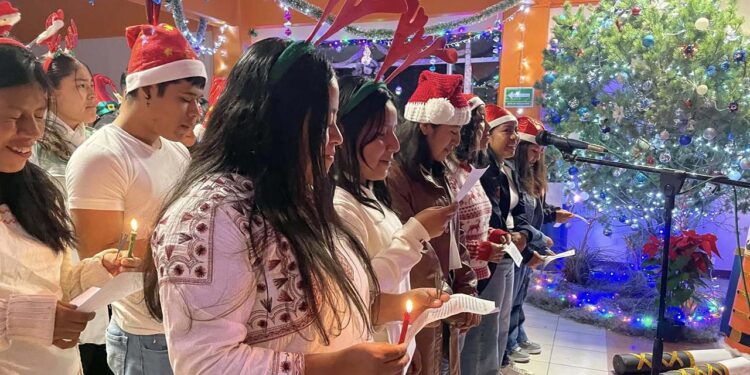 Encienden árbol navideño en el Tec. de Teposcolula