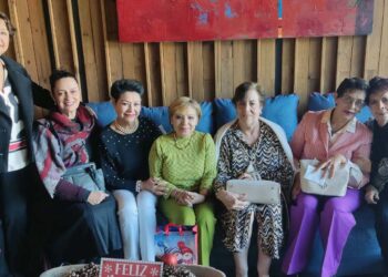 Fotos: Rubén Morales // Con gran afecto, las amigas de la festejada la felicitaron.