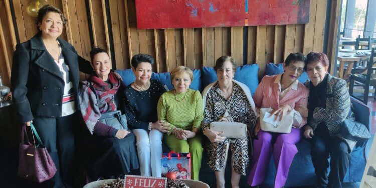 Fotos: Rubén Morales // Con gran afecto, las amigas de la festejada la felicitaron.