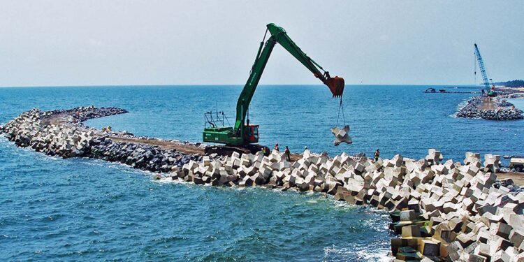 Foto: Archivo El Imparcial // El mayor avance, se dio en el sector secundario debido a las inversiones y obras realizadas por el gobierno federal con el rompeolas del Puerto de Salina Cruz.