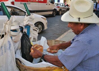 Foto: Jesús Santiago // Don Rolando recorre diariamente las calles para vender sus tradicionales tortas de queso.