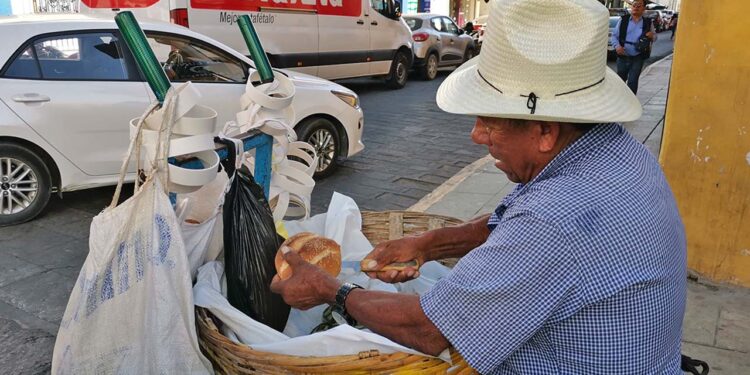 Foto: Jesús Santiago // Don Rolando recorre diariamente las calles para vender sus tradicionales tortas de queso.
