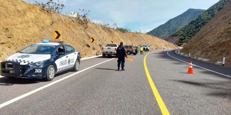 De acuerdo con el reporte oficial, el automóvil colisionó contra un objeto fijo.