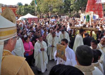 Fotos: Luis Alberto Cruz // El Año Jubilar 2025 en Oaxaca inició con una procesión encabezada por el arzobispo Pedro Vázquez Villalobos, con la imagen del Señor del Rayo, que partió del templo de la Preciosa Sangre de Cristo y finalizó con la apertura de la puerta de la Catedral.