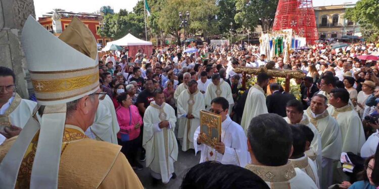 Fotos: Luis Alberto Cruz // El Año Jubilar 2025 en Oaxaca inició con una procesión encabezada por el arzobispo Pedro Vázquez Villalobos, con la imagen del Señor del Rayo, que partió del templo de la Preciosa Sangre de Cristo y finalizó con la apertura de la puerta de la Catedral.
