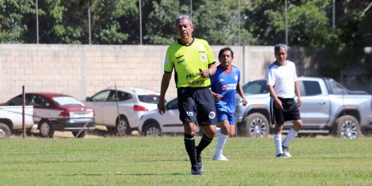 Fotos: Leobardo García Reyes // Ismael Gijón Cruz, mejor conocido como “Mota”, reconoce que la preparación es importante para ser árbitro.