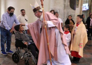 Foto: Adrián Gaytán // El arzobispo Pedro Vázquez Villalobos, dando la bendición a fieles católicos durante la homilía del tercer domingo de Adviento en la catedral de Oaxaca.