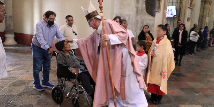 Foto: Adrián Gaytán // El arzobispo Pedro Vázquez Villalobos, dando la bendición a fieles católicos durante la homilía del tercer domingo de Adviento en la catedral de Oaxaca.