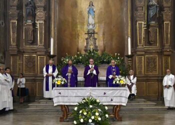 Fotos: Rubén Morales // El arzobispo Pedro Vázquez Villalobos, despide y agradece a los padres jesuitas.