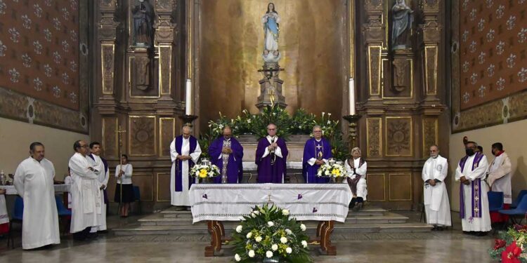 Fotos: Rubén Morales // El arzobispo Pedro Vázquez Villalobos, despide y agradece a los padres jesuitas.